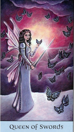 Lá Queen of Swords - Crystal Visions Tarot