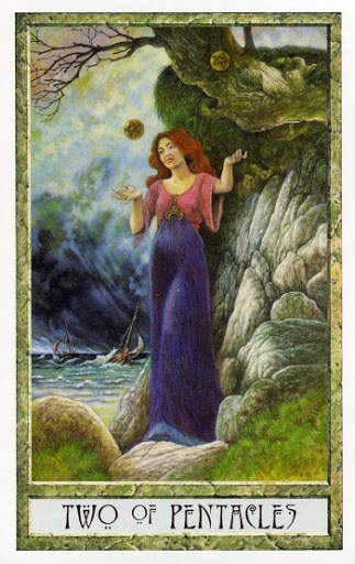 Ý nghĩa lá Two of Pentacles trong bộ Druidcraft Tarot
