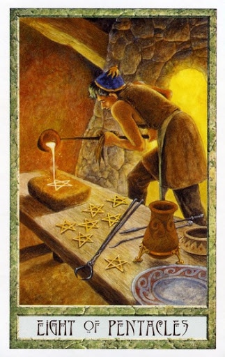 Ý nghĩa lá Eight of Pentacles trong bộ Druidcraft Tarot