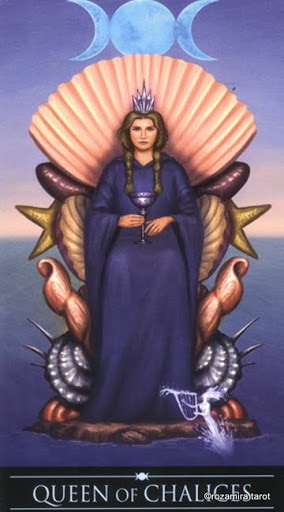 Ý nghĩa lá Queen of Chalices trong bộ Silver Witchcraft Tarot