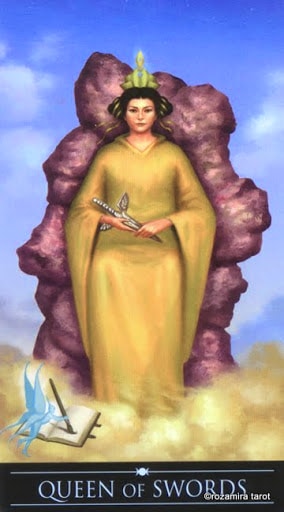 Ý nghĩa lá Queen of Swords trong bộ Silver Witchcraft Tarot