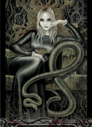 Lá Bài Queen of Grails – Tarot of Vampyres